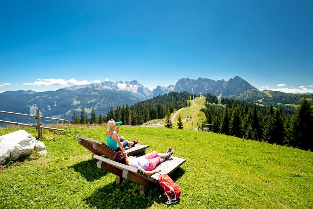 Dachstein West Hotel Gmbh-Kirchenwirt Russbach Русбах-ам-Пас-Ґшютт Екстер'єр фото