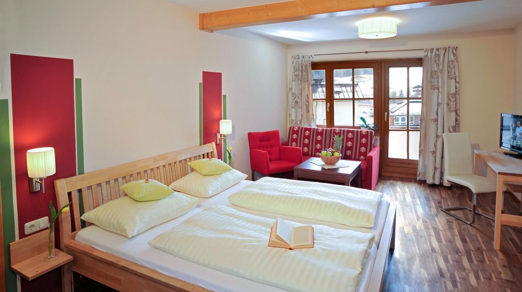 Dachstein West Hotel Gmbh-Kirchenwirt Russbach Русбах-ам-Пас-Ґшютт Екстер'єр фото
