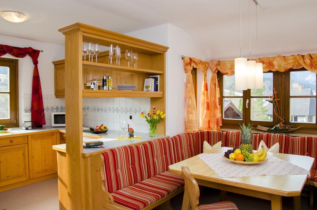 Dachstein West Hotel Gmbh-Kirchenwirt Russbach Русбах-ам-Пас-Ґшютт Екстер'єр фото